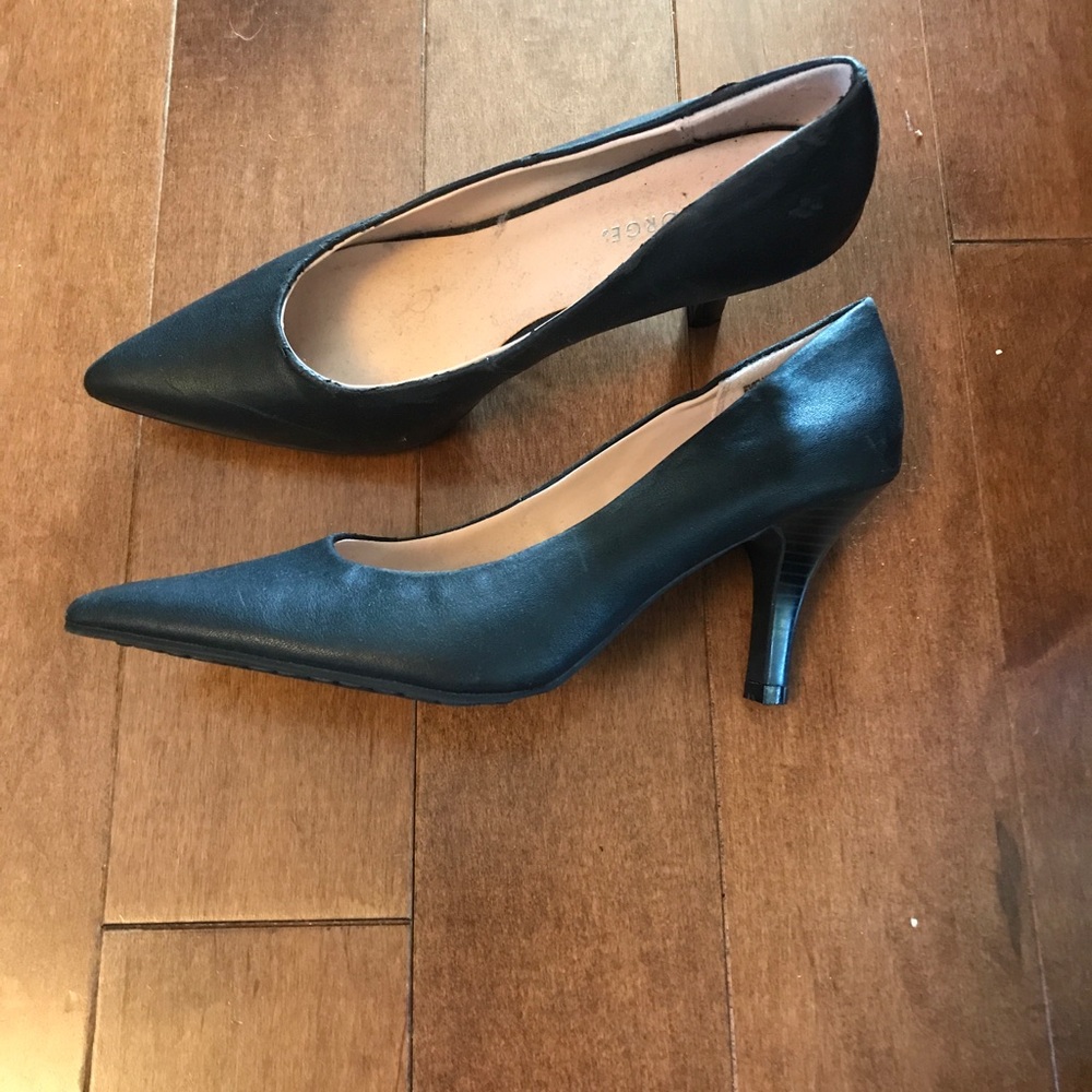 Black simple pumps